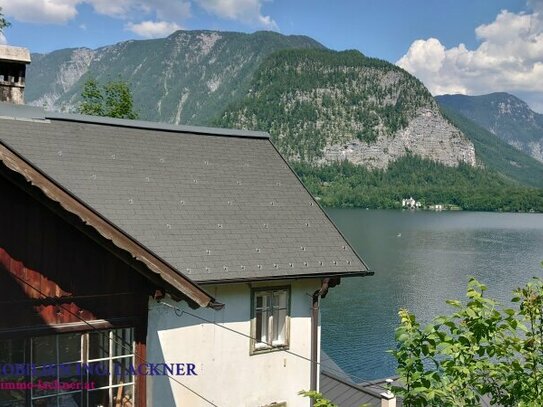 Herrliche Lage über den Dächern von Hallstatt mit See- und Bergblick