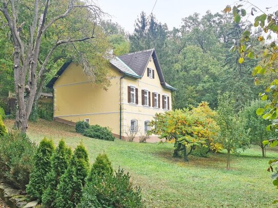 Traumlage! Ehemaliges Forsthaus mit 2.500 m² idyllischem Garten