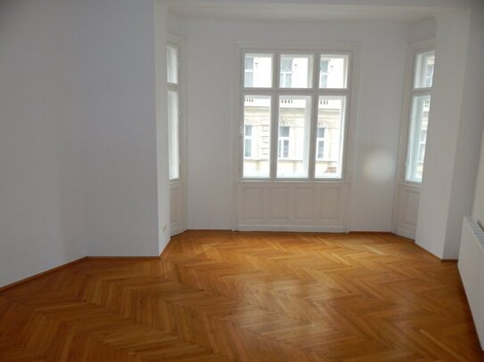 Elegante 4-5 Zimmer-Altbauwohnung mit Flügeltüren und kleinen Balkon in zentraler Lage