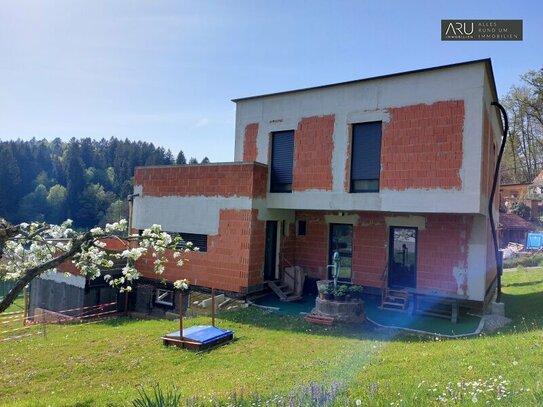 **Hochwertiges Einfamilienhaus mit 3 Terrassen, 2 Garagen und luxuriöser Innenausstattung**