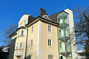 RIEDENBURG: Exklusive, romantische 3,5-Zimmer-Altbau-Wohnung mit Traumausblicken, Balkon und Terrasse