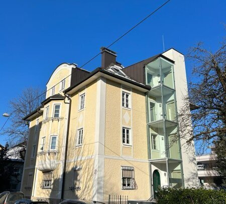 RIEDENBURG: Exklusive, romantische 3,5-Zimmer-Altbau-Wohnung mit Traumausblicken, Balkon und Terrasse