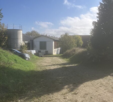 Vierkanthof zum Sanieren mit großen Lagerflächen