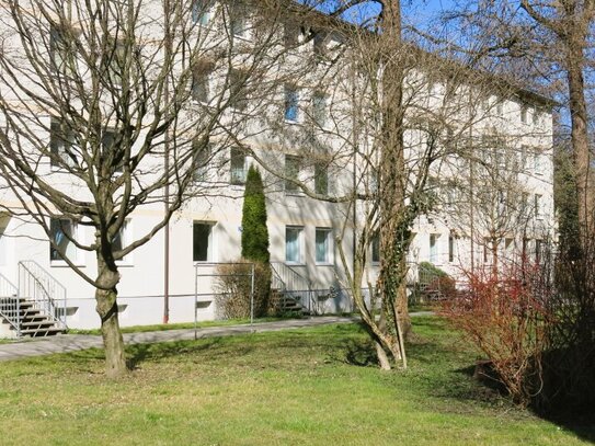 Helle, ruhig gelegene 2 - Zimmer-Wohnung mit Loggia