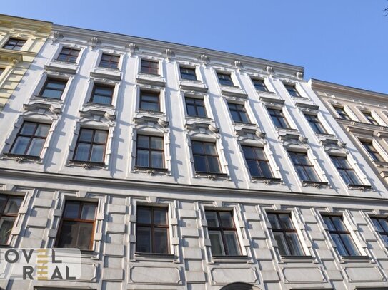 NÄHE ROCHUSMARKT - CHARMANTE ALTBAU-WOHNUNG - RENOVIERUNGSBEDÜRFTIG