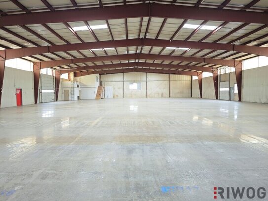 1.800m² Halle mit Rampen und ebenerdiger Einfahrt | 250m² Büro | ca. 4.000m² Grund