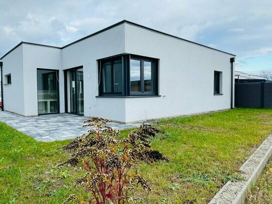 Hochmodernes Seehaus, Bungalow, 3 Zimmer, mit Garten und Terrasse, nur 4 Gehminuten vom Neufelder See entfernt