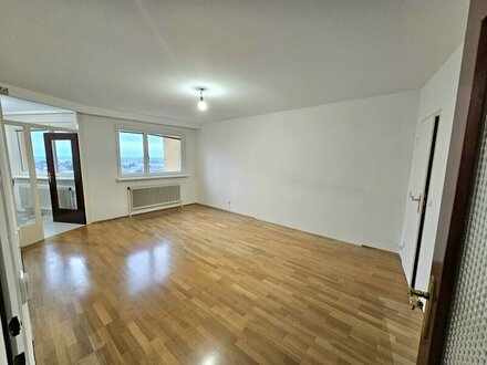 3-Zimmer-Maisonetten-Wohnung mit Loggia und Parkplatz inklusive nahe Kagraner Platz!