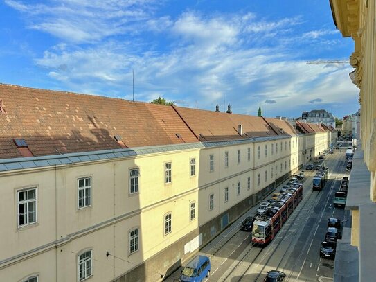 Unverbaubarer Blick auf historische Gebäude u. altes AKH I ca. 3,40m Raumhöhe I Öffis direkt vor der Tür I 1. Bezirk u.…