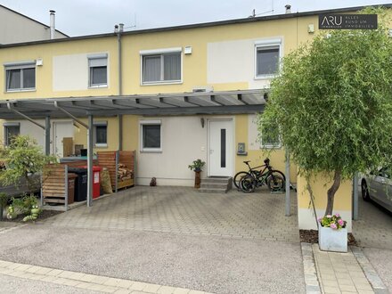 **Modernes Reihenhaus mit Doppelcarport**
