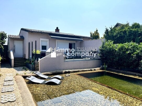 DER SOMMER KANN KOMMEN - Bungalow mit idyllischem Schwimmteich und schöner Pergola im Garten