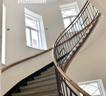 NEUER PREIS! - DG-WOHNUNG IN ELEGANTEM ALTBAU - NIBELUNGENVIERTEL