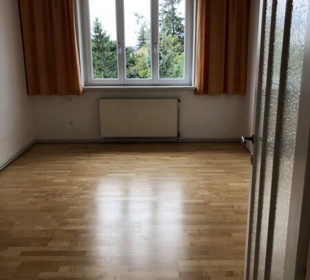 Helle 5 Zimmer Wohnung mit Holzböden und neuen Fenstern