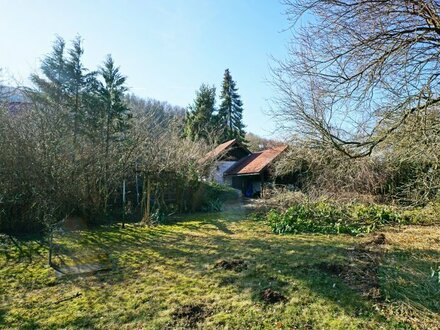 Verlassenschaft: Ebenes Grundstück mit zwei Altgebäuden in ruhiger Südlage