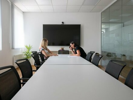 Fröhliches Arbeiten im großzügigen Büro