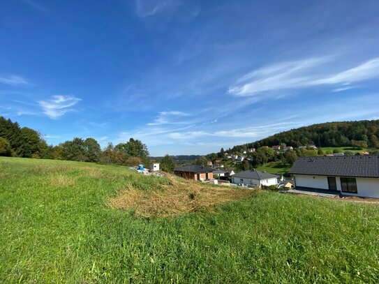 Sonniges Baugrundstück in traumhafter Aussichtslage mit vollständig genehmigten Bauprojekt