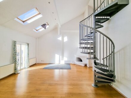 Spannende DG-Maisonette im prachtvollen Stilaltbau mit Dachterrasse!