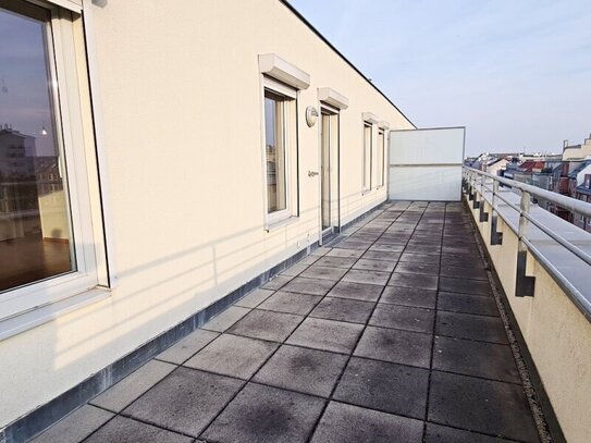 UNBEFRISTET, TERRASSENHIT, klimatisiertes 94 m2 Dachgeschoß mit 57 m2 Terrasse, Wohnküche, 2 Zimmer, Wannenbad, Parkett…