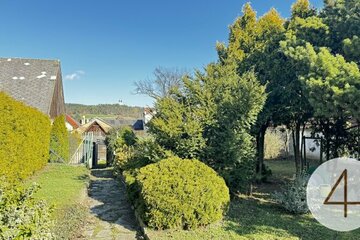 Wohnhaus mit großem bebaubarem Grund und traumhaften Blick!