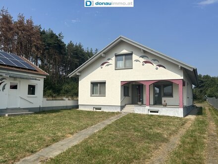 Großzügiges Ein- oder Zweifamilienhaus mit Garten, Keller, Garage und über 3 ha Grundstück