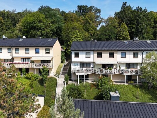 Reihenhaus an der Stadtgrenze mit Eigengarten, Garagenplatz und riesigem Gemeinschaftsgarten