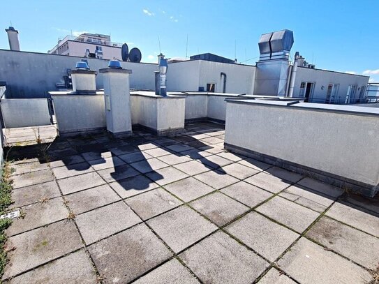 TERRASSENHIT, HOLBEINGASSE, unbefristete 84 m2 Dachgeschoß mit 64 m2 Terrasse, Wohnküche, 2 Zimmer, Wannenbad, Parkette…