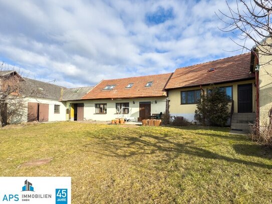 DREIKANTHOF IN ZENTRALER GRÜNLAGE - 1.300 m² Grundfläche - 180 m² Scheunen