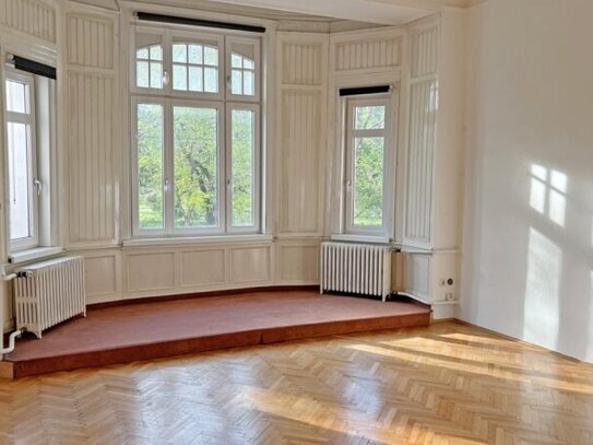 Exklusive Altbau-Residenz mit Erker und Blick auf das Grün beim Schloss Schönbrunn!