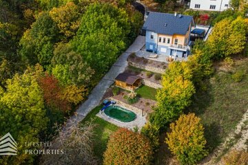 Modernes, möbliertes Einfamilienhaus mit Garten und Pool in Ruhelage