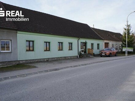 Idyllisches Landhaus mit umschlossenen Innenhof und großem Garten sowie tollen Nebengebäuden