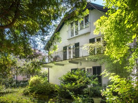 Stadthaus mit zwei Wohneinheiten und einzigartigem Baumbestand