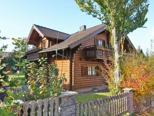 Heimeliges Blockhaus mit ebenem Garten in Zentrumslage