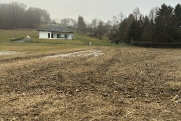 Sonniger Baugrund mit angrenzender Freifläche in ruhiger Lage