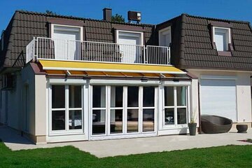 Beste Lage in Leopoldsdorf: Villa im französischen Landhausstil mit Pool im sonnigen Garten bietet Familie ein behagliches Zuhause