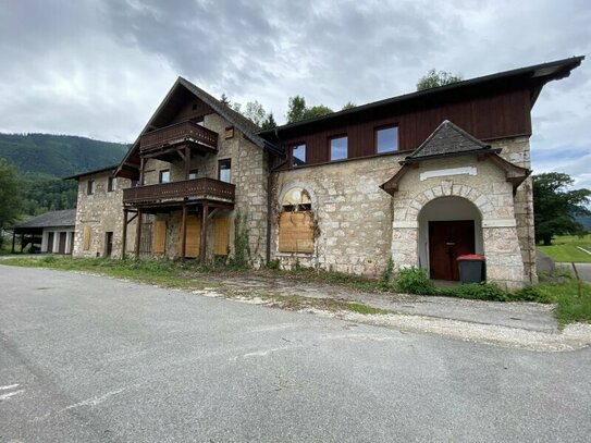 Traunkirchen: Großzügige Villa mit Entwicklungspotenzial