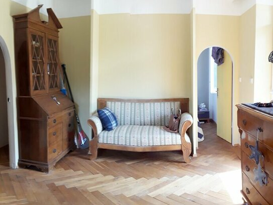 Eine 2-Zimmer-Wohnung mit Eckbalkon, Seeblick, Gemeinschafts-Badeplatz + Badesteg.