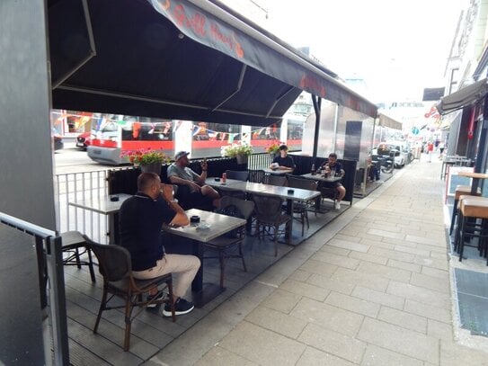 Gassenlokal auf der Mariahilfer Straße mit Schanigarten