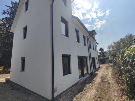 HOCHWERTIG & FERTIG // Reihenhaus auf 3 Ebenen // Massivziegelbauweise