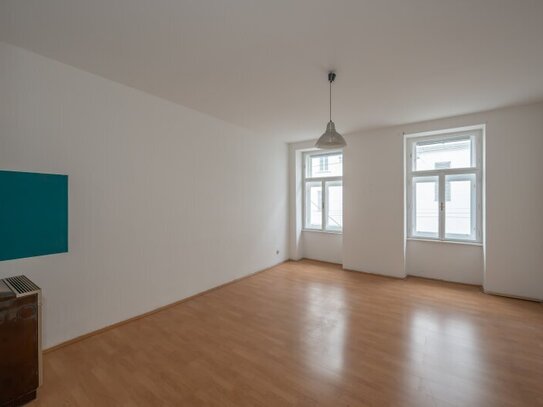 ++NEU++ Renovierungsbedürftige 2-Zimmer Altbau-Wohnung mit Balkonoption in toller Lage!