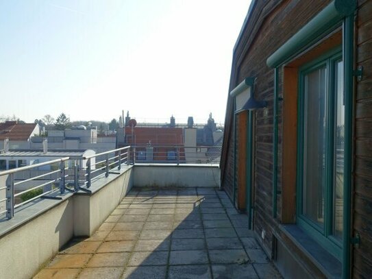 U-Bahn-Nähe: Dachgeschoß-Maisonette mit 2 Terrassen und herrlichem Weitblick.