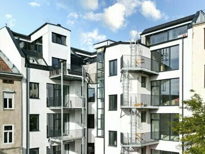 Revitalisierte 2-Zimmer Altbauwohnung mit großzügiger Verglasung und südseitigem Innenhofbalkon | Fernwärme