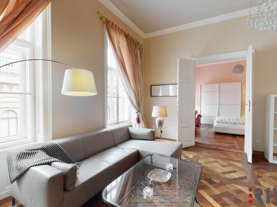 Unbefristet! ELEGANTE ALTBAUWOHNUNG, komplett möbliert, schönes Haus, hofseitiger Balkon, TOP LAGE!