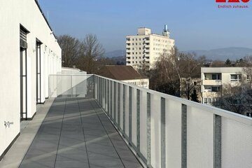 Dachterrassenwohnung mit zeitloser Architektur und klaren Raumkonzept laden zum Leben ein: Profitieren Sie von der umweltbewussten Heiz- und Kühltechnik