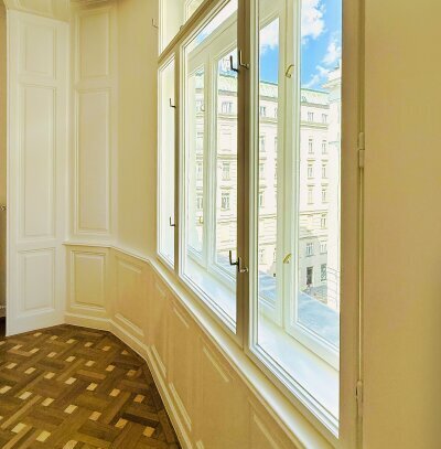 Erstbezug nach Sanierung - Stilaltbauwohnung mit kleinem Balkon