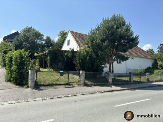 Sanierungsbedürftiges Haus mit Nebengebäude und Carport