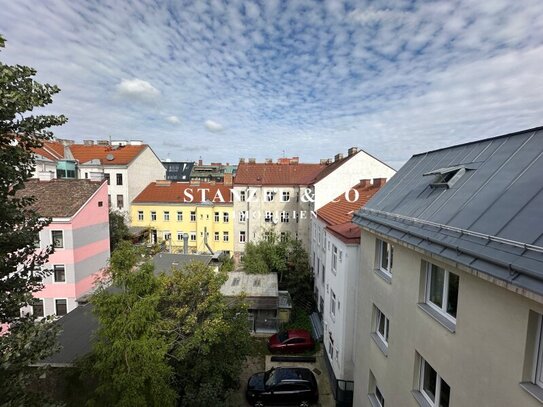 SONNENDURCHFLUTETES APARTMENT IM DACHGESCHOSS