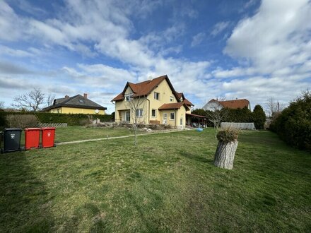 ZWEIFAMILIENHAUS MIT GROßEM GARTEN IN DER NÄHE VON WIENER STADTGRENZE