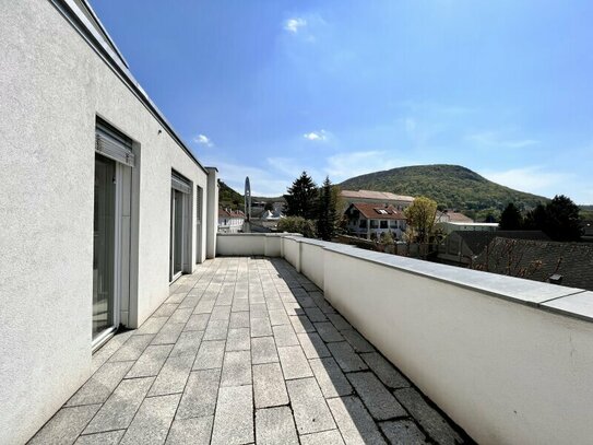 Herrliches Dachgeschoss mit Terrasse und herrlichen Ausblick! Unbefristete Mietordination mit Kundenparkplätzen und fre…