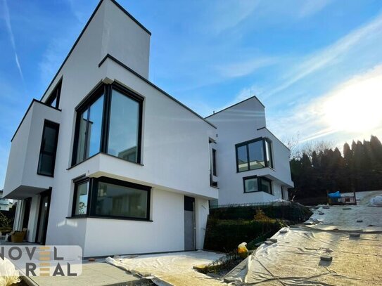 BALD FERTIG! Luxuriöse Stadtvilla in den historischen Hameau Hills