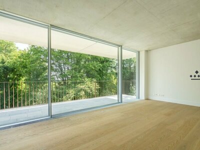 CHIPPERFIELD APARTMENTS: Elegantes Apartment mit Freifläche im Grünen